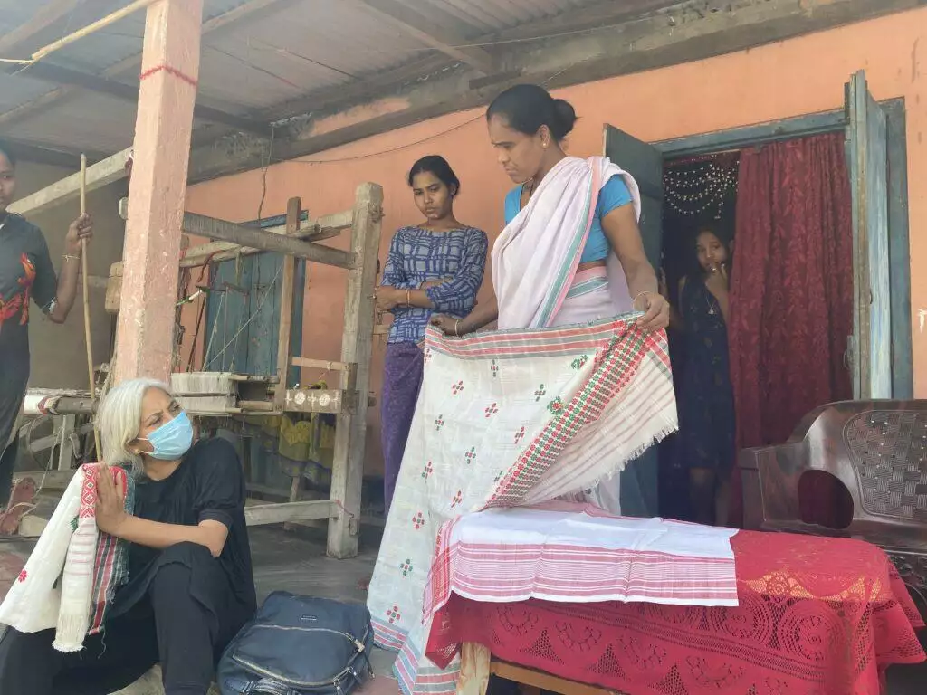 SCKCT Trustee Ms. Julie Kagti with the weavers of Sikarhati Village during her visit